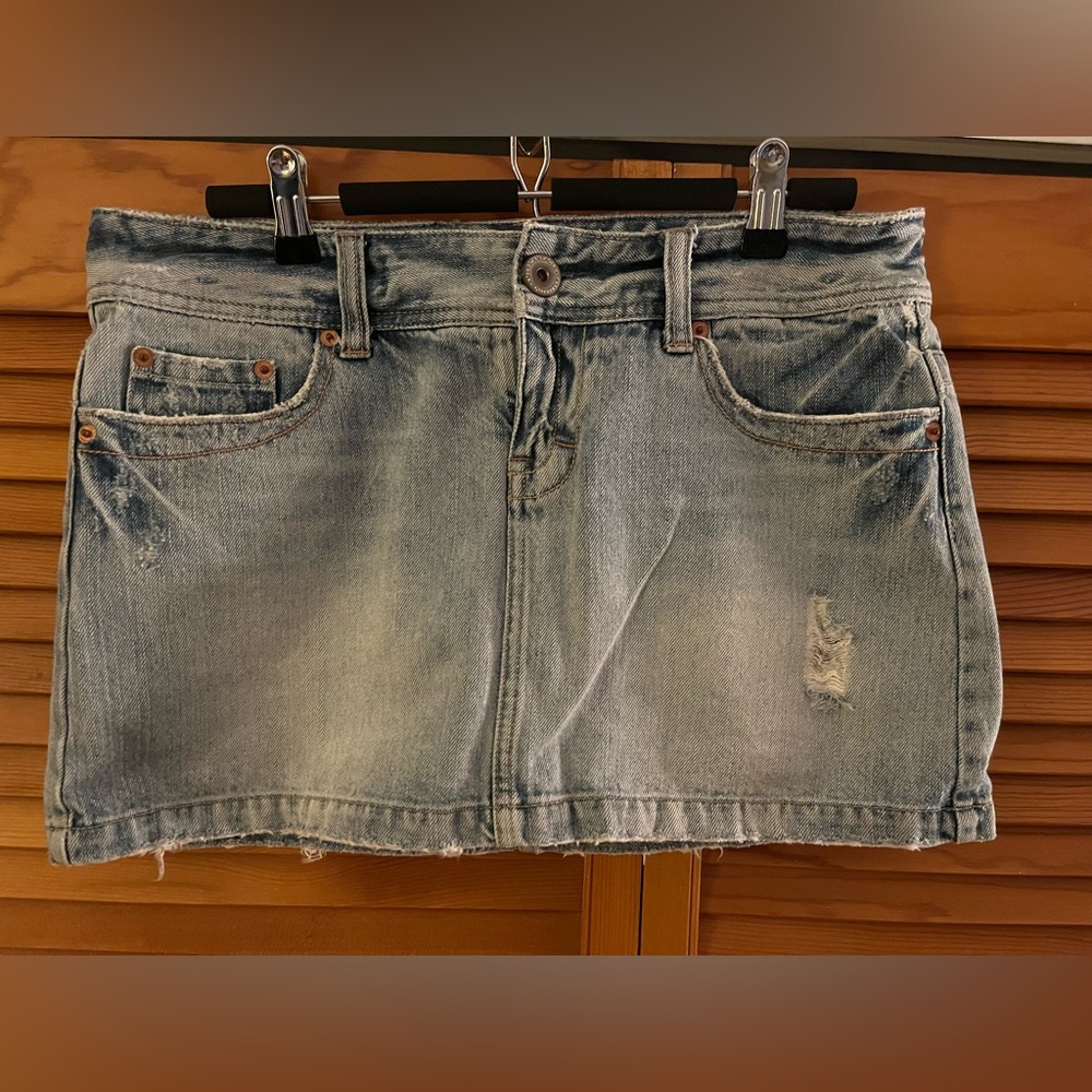 Vintage American eagle denim skirt. Low rise.